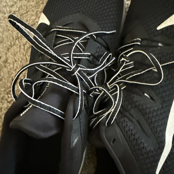 Nike Women Black and White Athletic Shoes - Picture 5 of 5